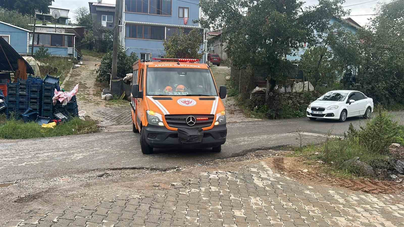 Kocaeli'de sele kapılan cipte kaybolan 2 kişiyi arama çalışmaları sürüyor
