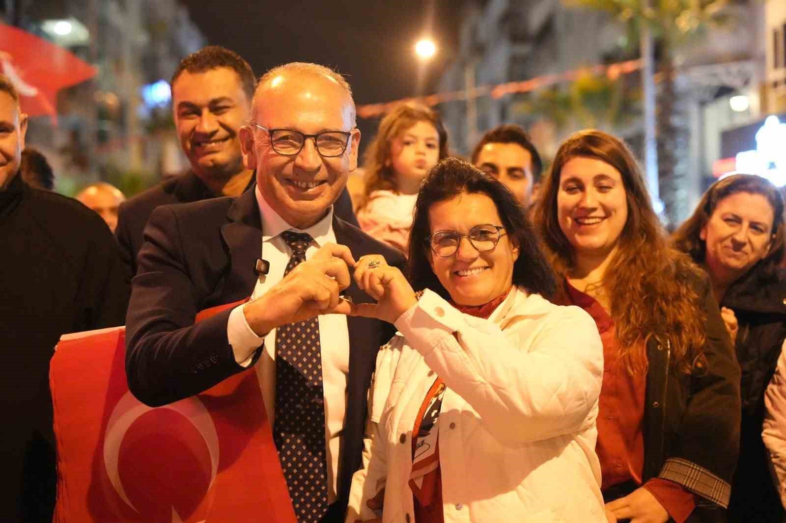 MANİSA’NIN TURGUTLU İLÇESİNDE CUMHURİYET’İN 103’ÜNCÜ YILI, BİNLERCE KİŞİNİN KATILDIĞI KORTEJ YÜRÜYÜŞÜ VE IŞIN KARACA KONSERİYLE KUTLANDI. TÜRK BAYRAKLARIYLA SOKAKLARI KIRMIZI BEYAZA BOYAYAN VATANDAŞLAR, CUMHURİYET COŞKUSUNU MEYDANLARA TAŞIDI.