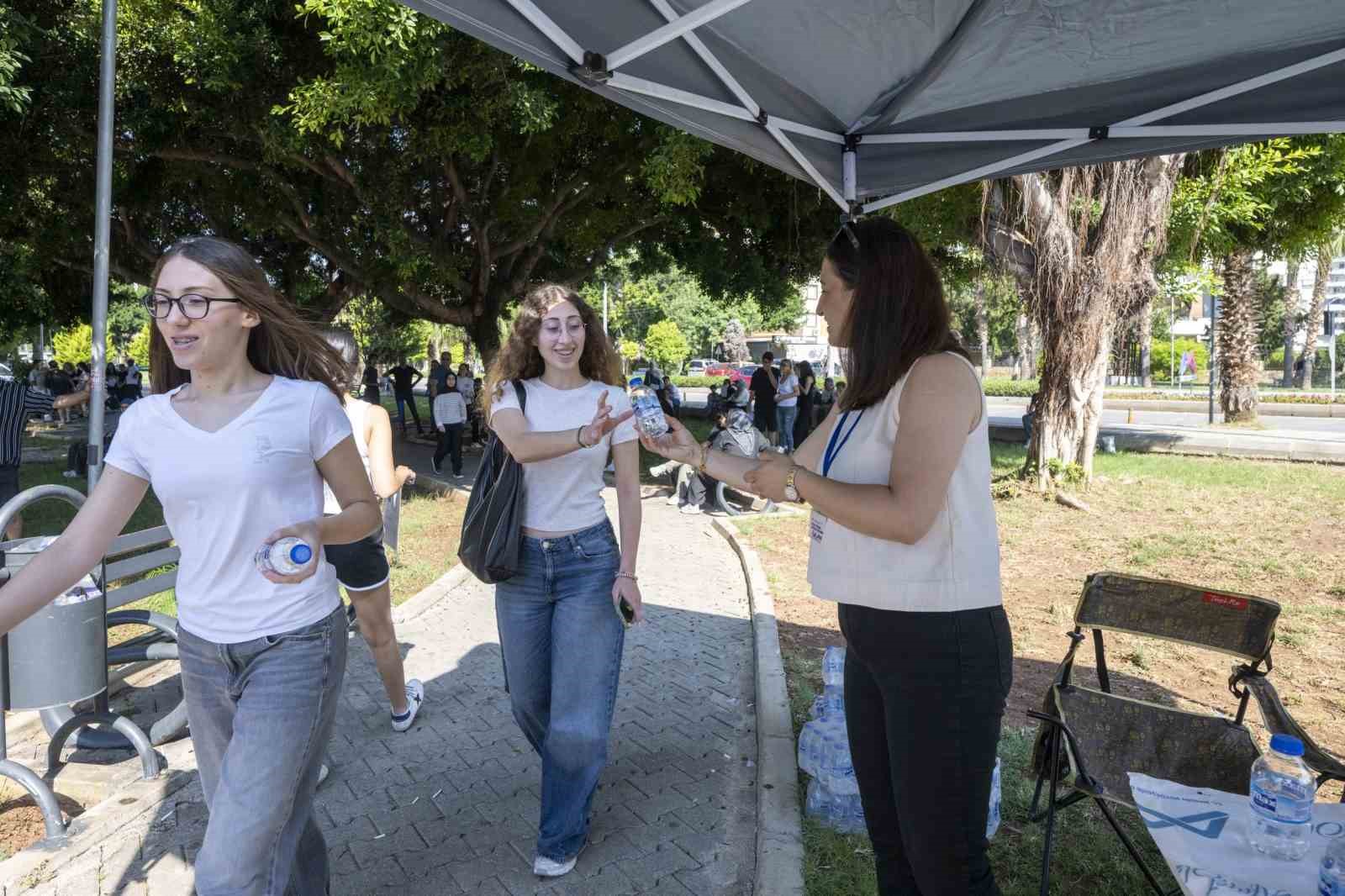 Mersin Büyükşehir Belediyesi YKS heyecanında öğrenci ve velilerin yanında yer aldı