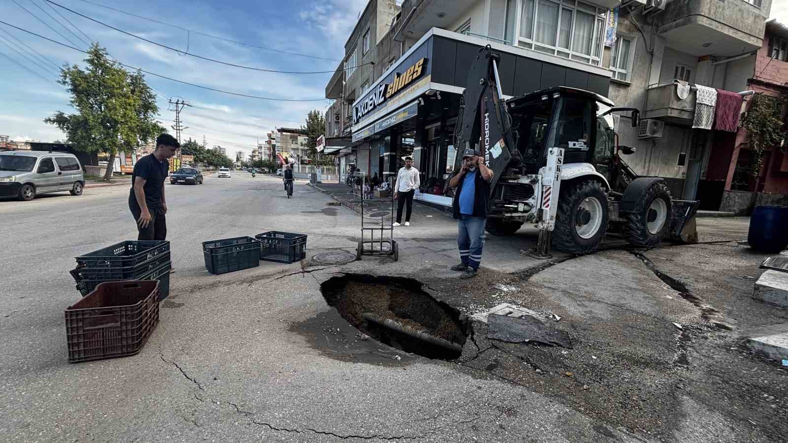 ADANA’DA YOLDA MEYDANA GELEN ÇÖKME SONUCU YAKLAŞIK 2 METRE DERİNLİĞİNDE VE GENİŞLİĞİNDE ÇUKUR OLUŞTU.