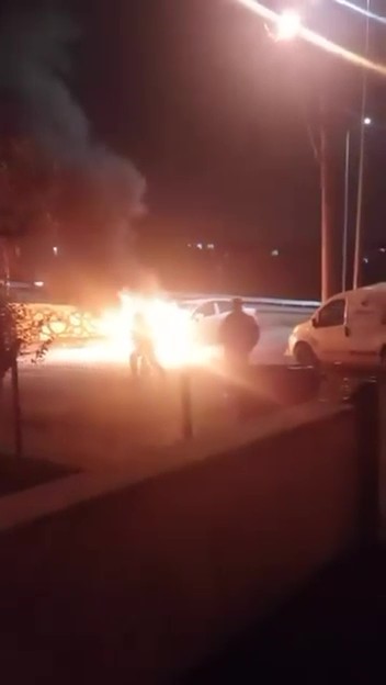 KOCAELİ’NİN KÖRFEZ İLÇESİNDE ALEVLERE TESLİM OLAN OTOMOBİL İTFAİYE EKİPLERİ TARAFINDAN SÖNDÜRÜLÜRKEN,  ARAÇTA MADDİ HASAR MEYDANA GELDİ.