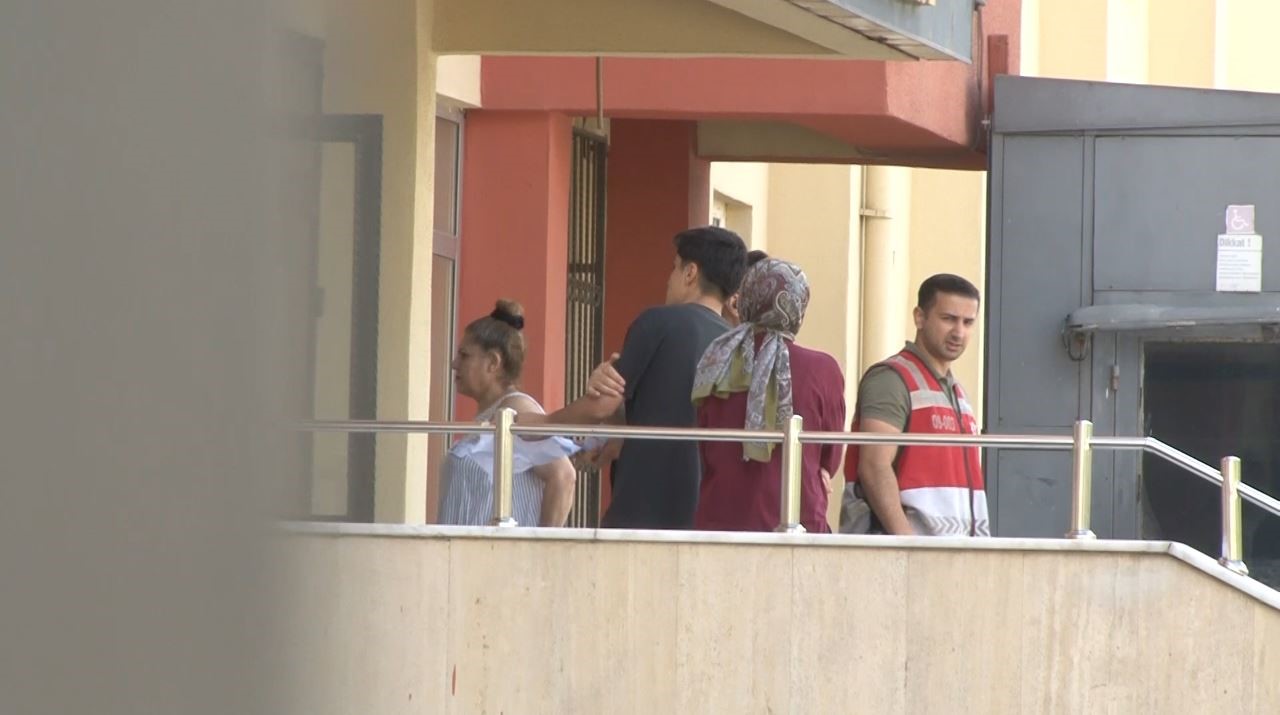 YKS’ye geç kalan adaylar demir parmaklıklara tırmandı