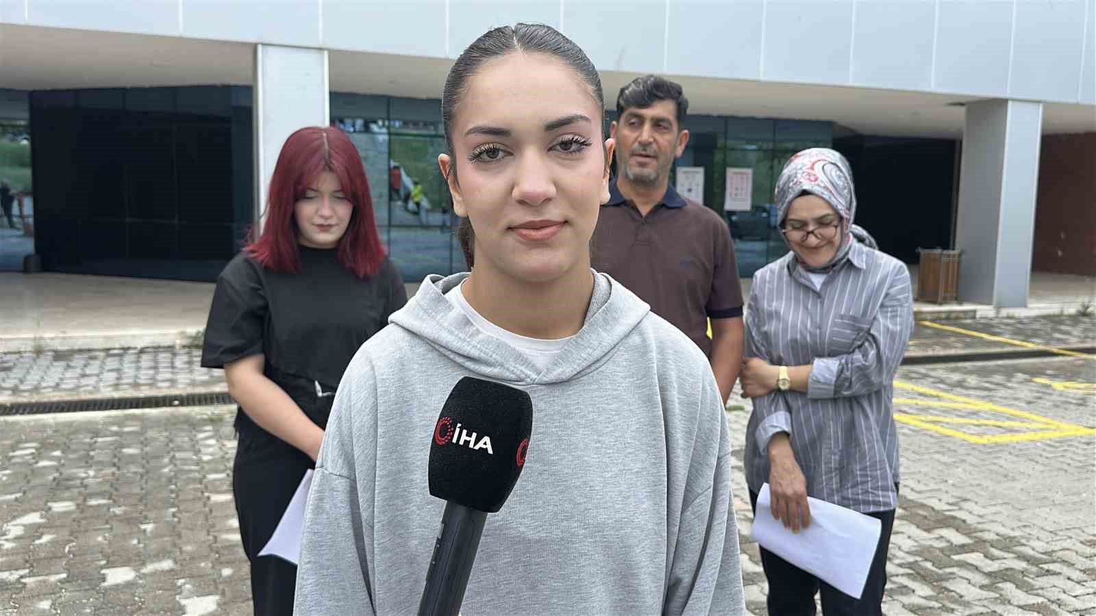 Baba, anne ve 2 kızı sınavda birbirlerine rakip oldu