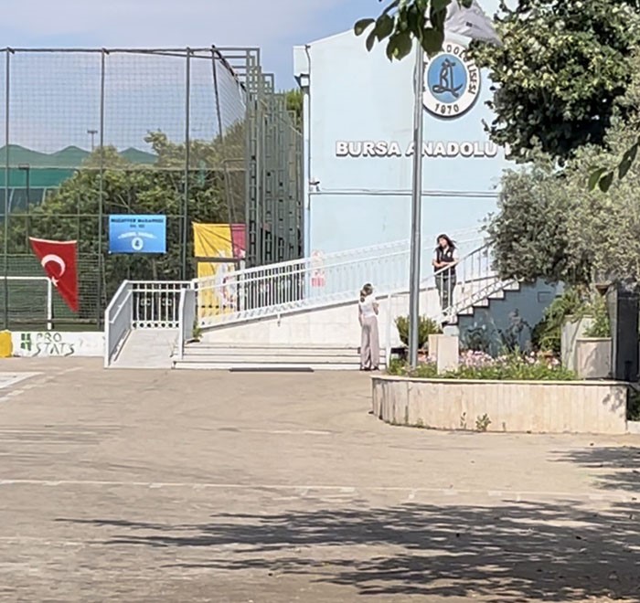 10 saniyeyle hayalleri kapıda kaldı: YKS’ye geç kalan öğrencinin üzüntüsü kameraya yansıdı
