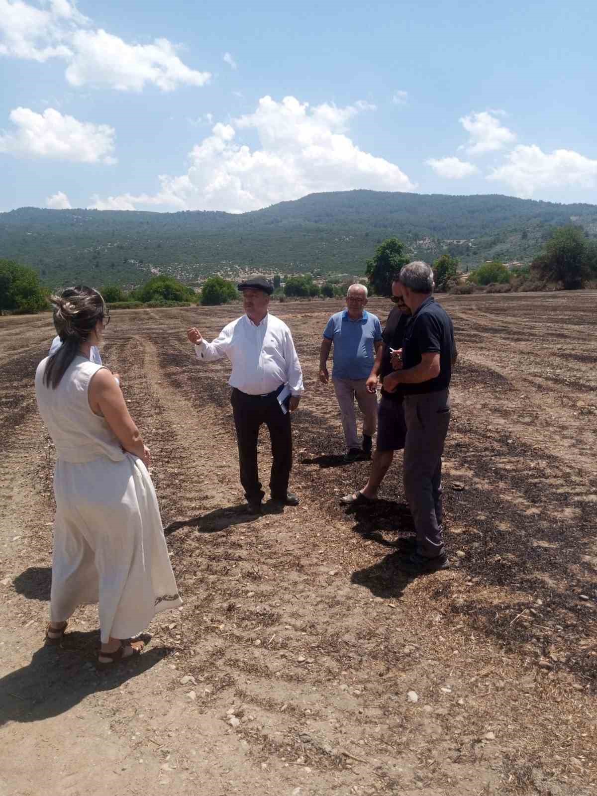 Baştuğ Yelişyurt'ta 14 ton saman balyası yanan üreticiyi ziyaret etti