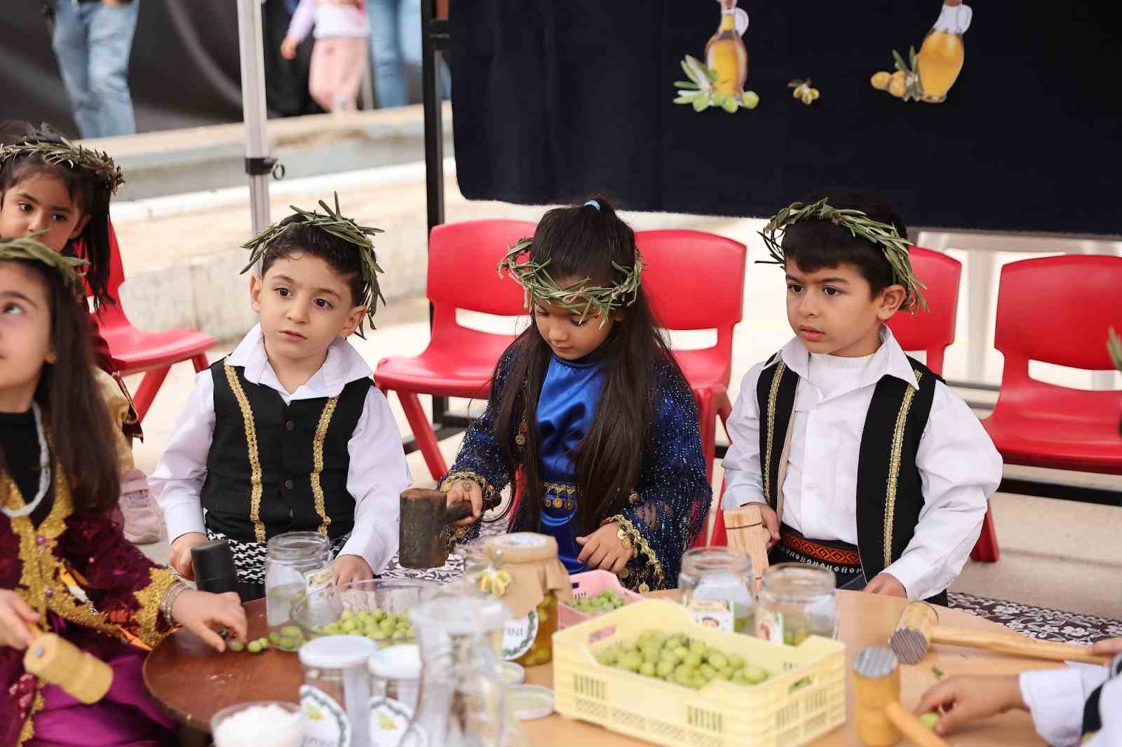 GAZİANTEP BÜYÜKŞEHİR BELEDİYE BAŞKANI FATMA ŞAHİN, NİZİP’İN İLÇE OLUŞUNUN 100. YIL DÖNÜMÜ COŞKUSUYLA BİRLEŞEN 3. NİZİP ZEYTİN FESTİVALİ'NDE YAPTIĞI KONUŞMADA, İLÇEYE KAZANDIRILACAK YENİ PROJELERİN MÜJDESİNİ VEREREK, "BİZ NİZİP İÇİN NE SÖZ VERDİYSEK YAPTIK, YAPMAYA DA DEVAM EDECEĞİZ. FISTIKÇILAR ÇARŞISI'NIN ARDINDAN ŞİMDİ DE NİZİP'E YAKIŞIR YENİ ZEYTİN VE FISTIK HALİNİ KURUYORUZ. SANAYİ VE TEKNOLOJİ BAKANLIĞIMIZIN ONAYIYLA NİZİP ÇAYI İÇİN DÜNYANIN EN BÜYÜK İKİNCİ ARITMA TESİSİNİ HAYATA GEÇİRİYORUZ" DEDİ.