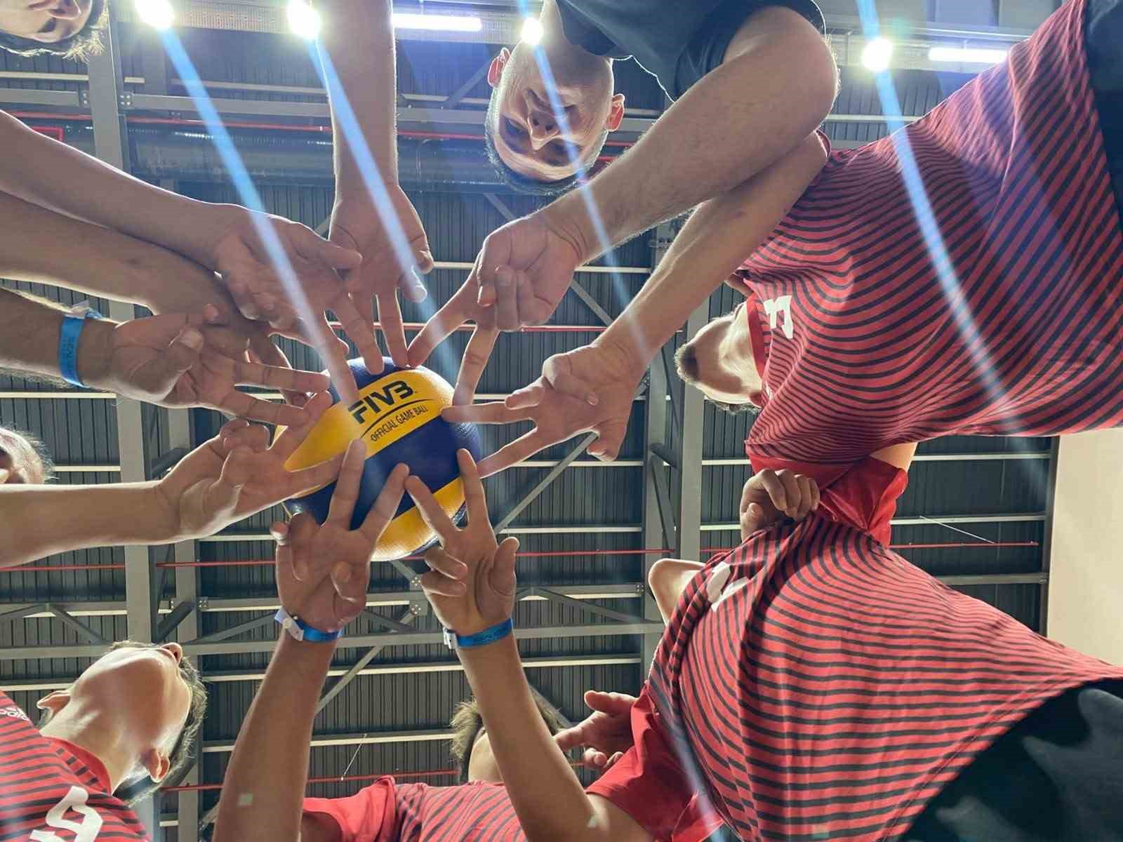 AİLE VE SOSYAL HİZMETLER BAKANLIĞI ÇOCUK HİZMETLERİ GENEL MÜDÜRLÜĞÜ TARAFINDAN BU YIL SEKİZİNCİSİ DÜZENLENEN TÜRKİYE VOLEYBOL ŞAMPİYONASI'NDA MÜCADELE EDEN, AİLE VE SOSYAL HİZMETLER ADIYAMAN İL MÜDÜRLÜĞÜNE BAĞLI KURULUŞLARDA KALAN ÇOCUKLAR, ELDE ETTİKLERİ BAŞARIYLA YARI FİNALE YÜKSELDİ.