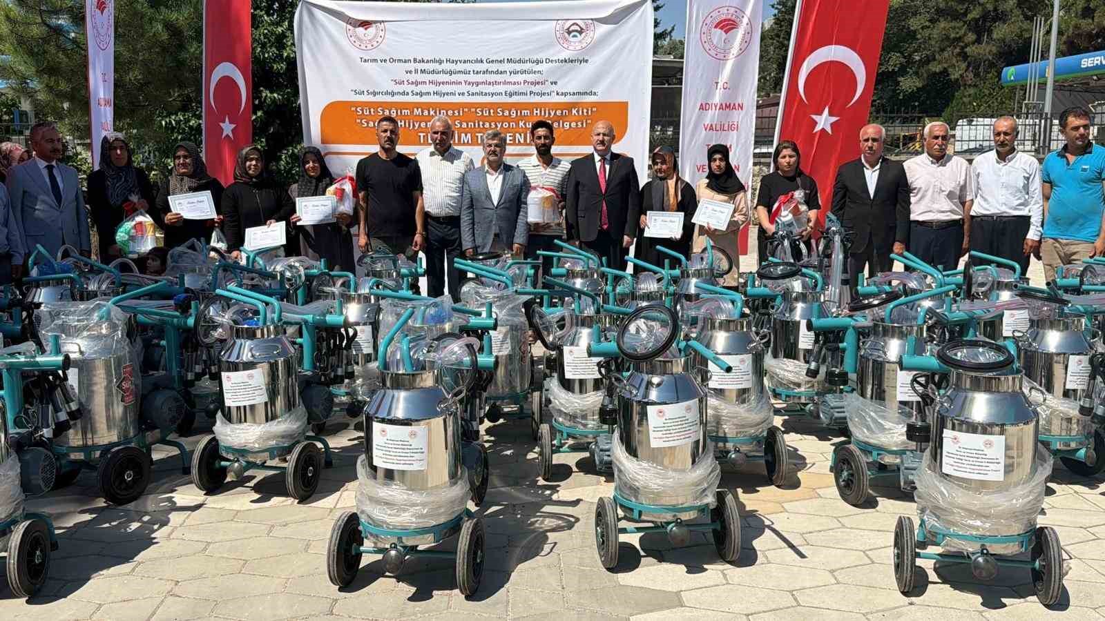 Adıyaman'da süt sağım makineleri üreticilere dağıtıldı