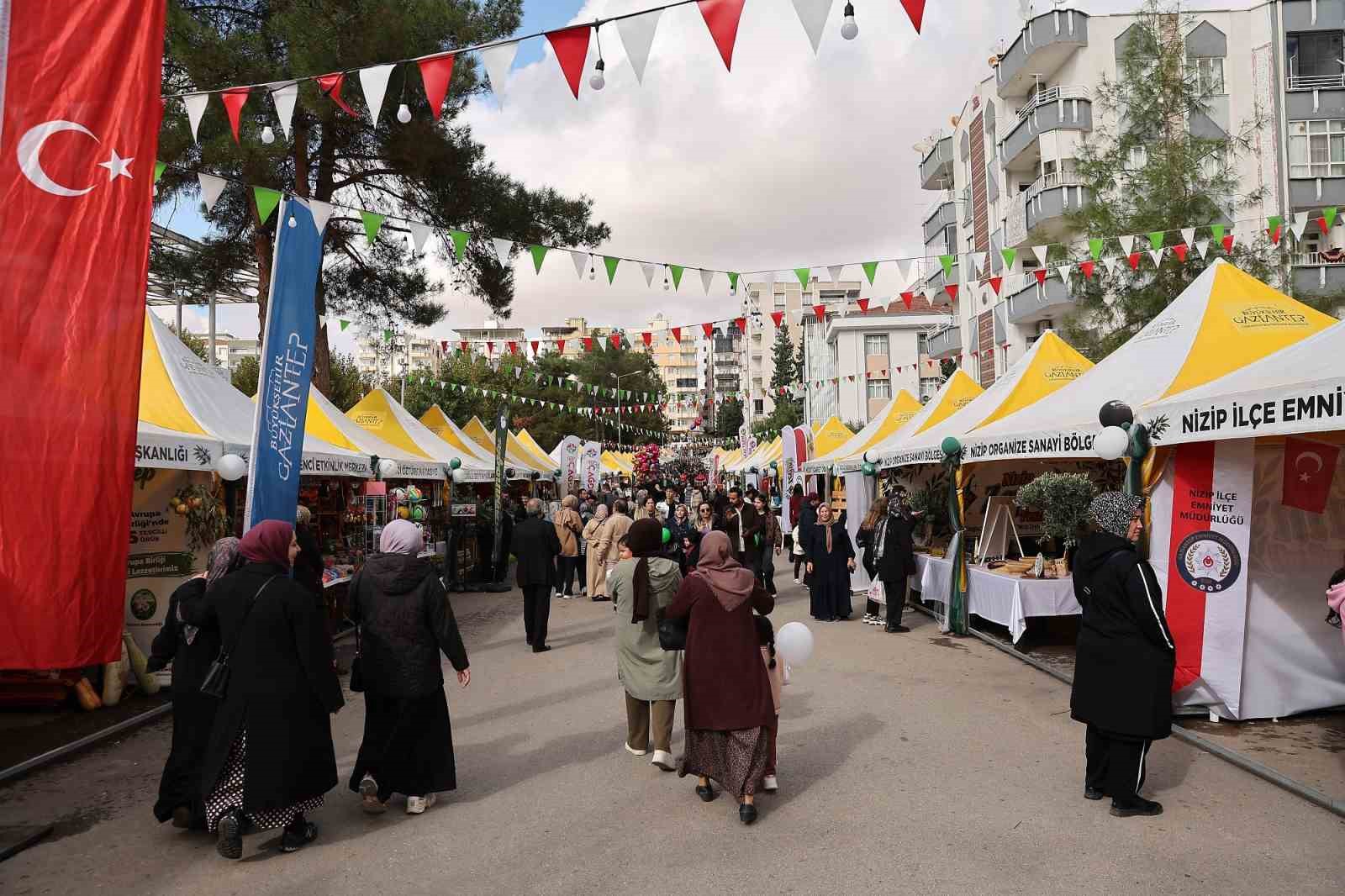 GAZİANTEP BÜYÜKŞEHİR BELEDİYE BAŞKANI FATMA ŞAHİN, NİZİP’İN İLÇE OLUŞUNUN 100. YIL DÖNÜMÜ COŞKUSUYLA BİRLEŞEN 3. NİZİP ZEYTİN FESTİVALİ'NDE YAPTIĞI KONUŞMADA, İLÇEYE KAZANDIRILACAK YENİ PROJELERİN MÜJDESİNİ VEREREK, "BİZ NİZİP İÇİN NE SÖZ VERDİYSEK YAPTIK, YAPMAYA DA DEVAM EDECEĞİZ. FISTIKÇILAR ÇARŞISI'NIN ARDINDAN ŞİMDİ DE NİZİP'E YAKIŞIR YENİ ZEYTİN VE FISTIK HALİNİ KURUYORUZ. SANAYİ VE TEKNOLOJİ BAKANLIĞIMIZIN ONAYIYLA NİZİP ÇAYI İÇİN DÜNYANIN EN BÜYÜK İKİNCİ ARITMA TESİSİNİ HAYATA GEÇİRİYORUZ" DEDİ.