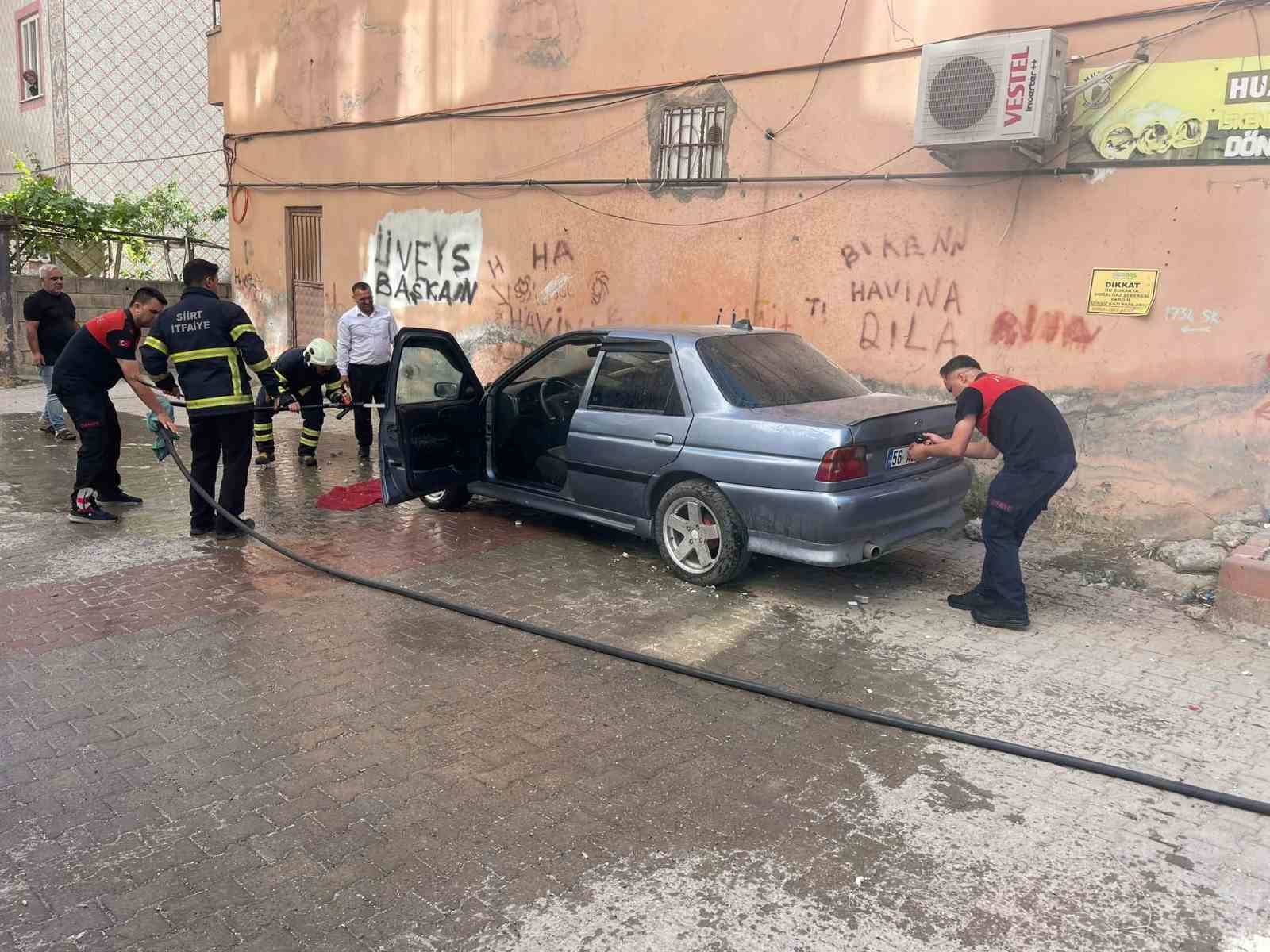 Siirt’te park halindeki otomobil alev aldı