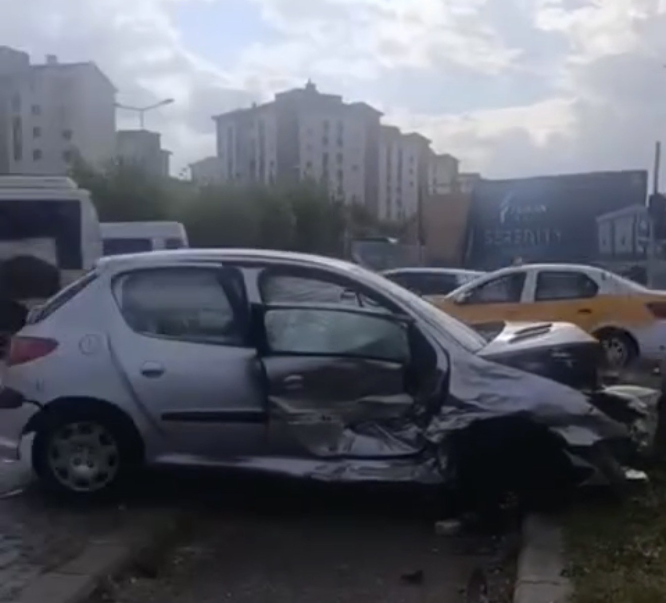 Diyarbakır'da iki otomobil çarpıştı: 3 yaralı