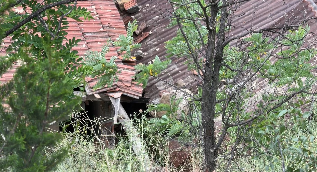 Heyelanda kaya parçalarının isabet ettiği ev hasar gördü