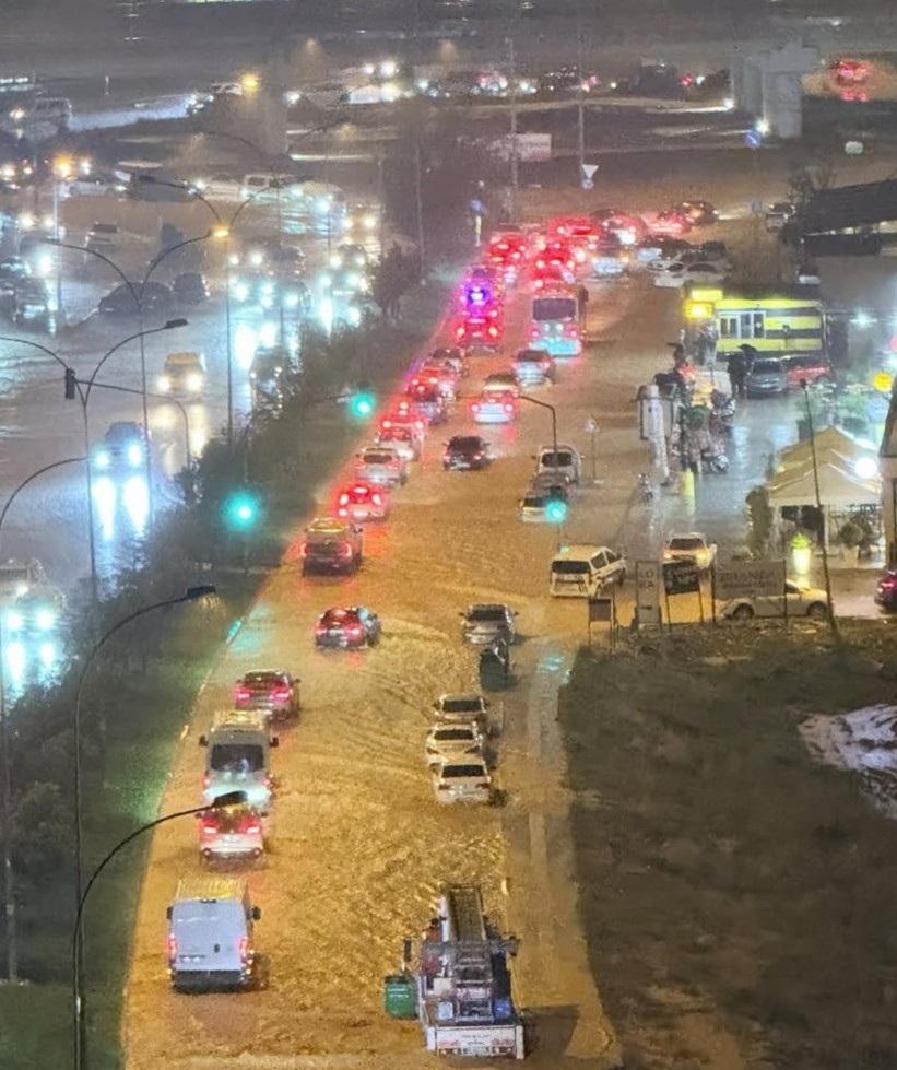 KAHRAMANMARAŞ’TA ETKİLİ OLAN SAĞANAK YAĞIŞ, ÖZELLİKLE ŞEHRİN ALT BÖLGELERİNDE HAYATI OLUMSUZ ETKİLEDİ