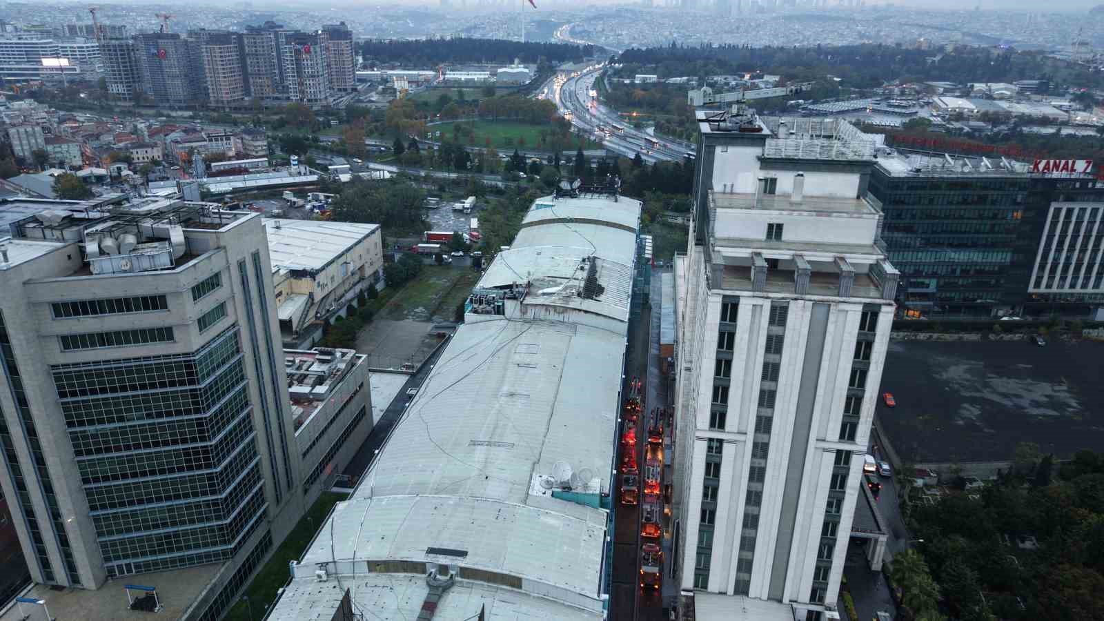 İSTANBUL BAYRAMPAŞA’DA DÜĞÜN SALONUNUN ÇATISINDA ÇIKAN YANGIN İTFAİYE EKİPLERİNİN BİR SAATLİK MÜCADELESİ SONUCUNDA SÖNDÜRÜLDÜ.