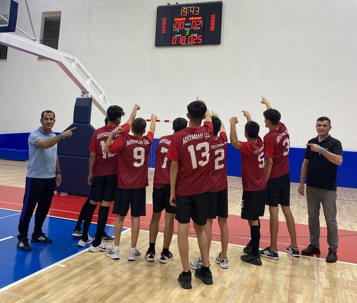AİLE VE SOSYAL HİZMETLER BAKANLIĞI ÇOCUK HİZMETLERİ GENEL MÜDÜRLÜĞÜ TARAFINDAN BU YIL SEKİZİNCİSİ DÜZENLENEN TÜRKİYE VOLEYBOL ŞAMPİYONASI'NDA MÜCADELE EDEN, AİLE VE SOSYAL HİZMETLER ADIYAMAN İL MÜDÜRLÜĞÜNE BAĞLI KURULUŞLARDA KALAN ÇOCUKLAR, ELDE ETTİKLERİ BAŞARIYLA YARI FİNALE YÜKSELDİ.