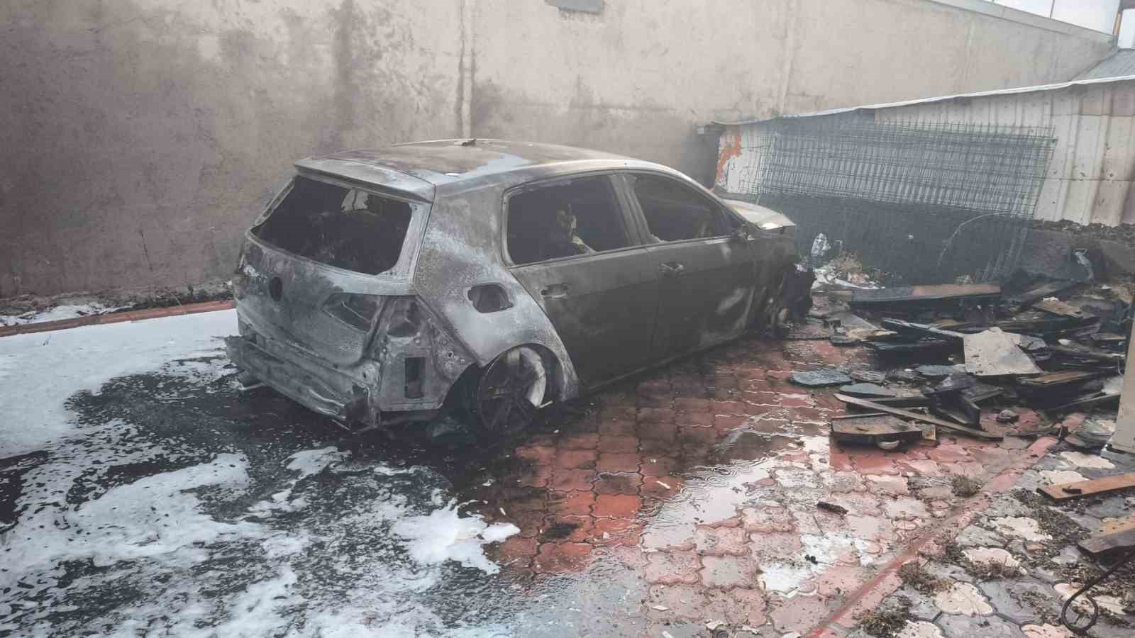 Batman'da park halindeki 3 otomobil alev topuna döndü