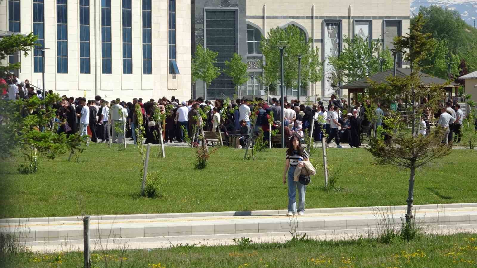 Bayburt’ta yanlış sınav merkezine gelen öğrencinin yardımına kadın polisler yetişti