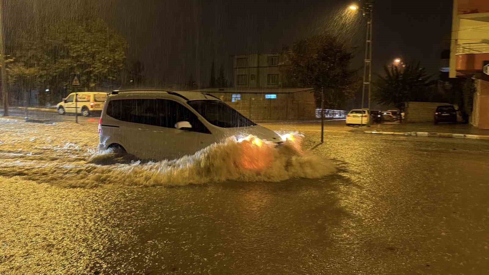 ADIYAMAN’DA ETKİLİ OLAN ŞİDDETLİ YAĞIŞ, KENT MERKEZİNDE HAYATI OLUMSUZ ETKİLEDİ. CADDE VE SOKAKLARIN ADETA GÖLE DÖNDÜĞÜ KENTTE, BİRÇOK ARAÇ SU BİRİKİNTİLERİ NEDENİYLE MAHSUR KALIRKEN SÜRÜCÜLER ZOR ANLAR YAŞADI.