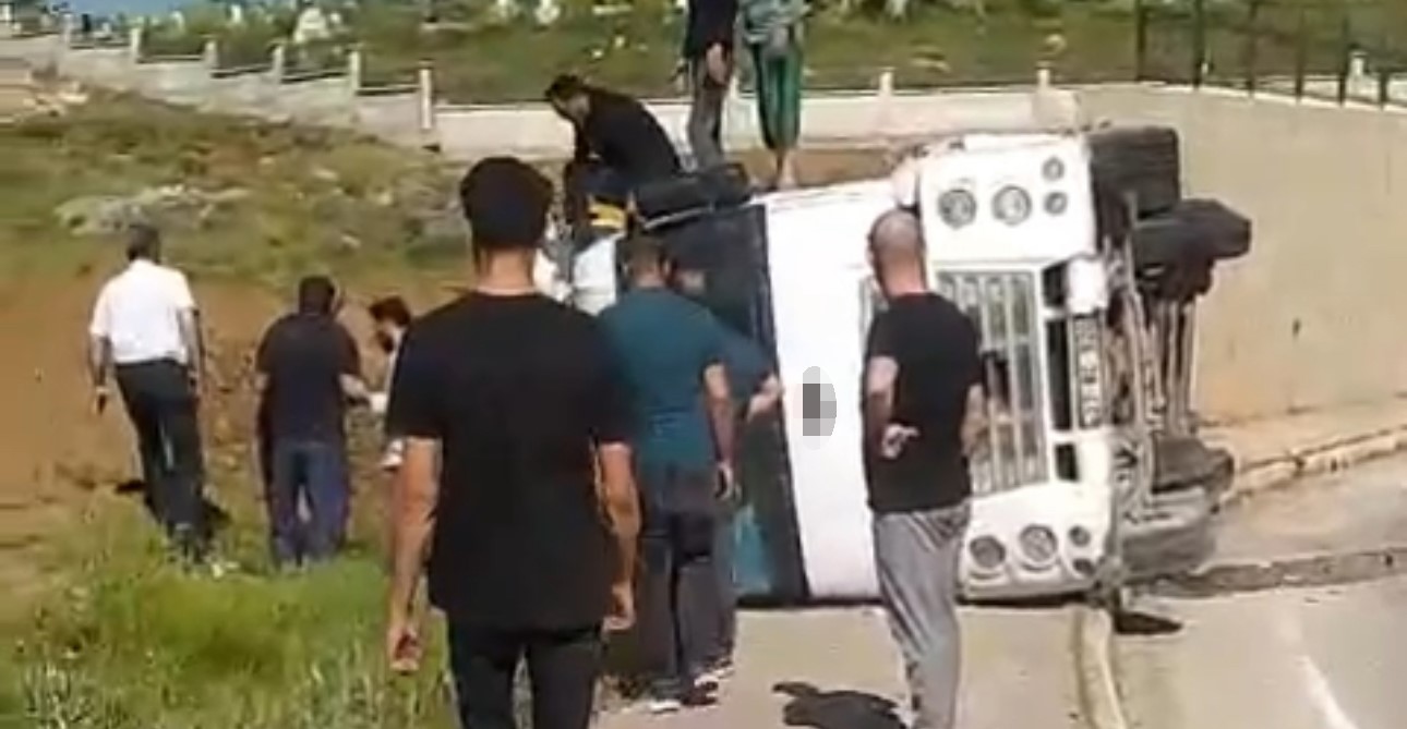 Yüksekova’da hafriyat yüklü kamyon devrildi
