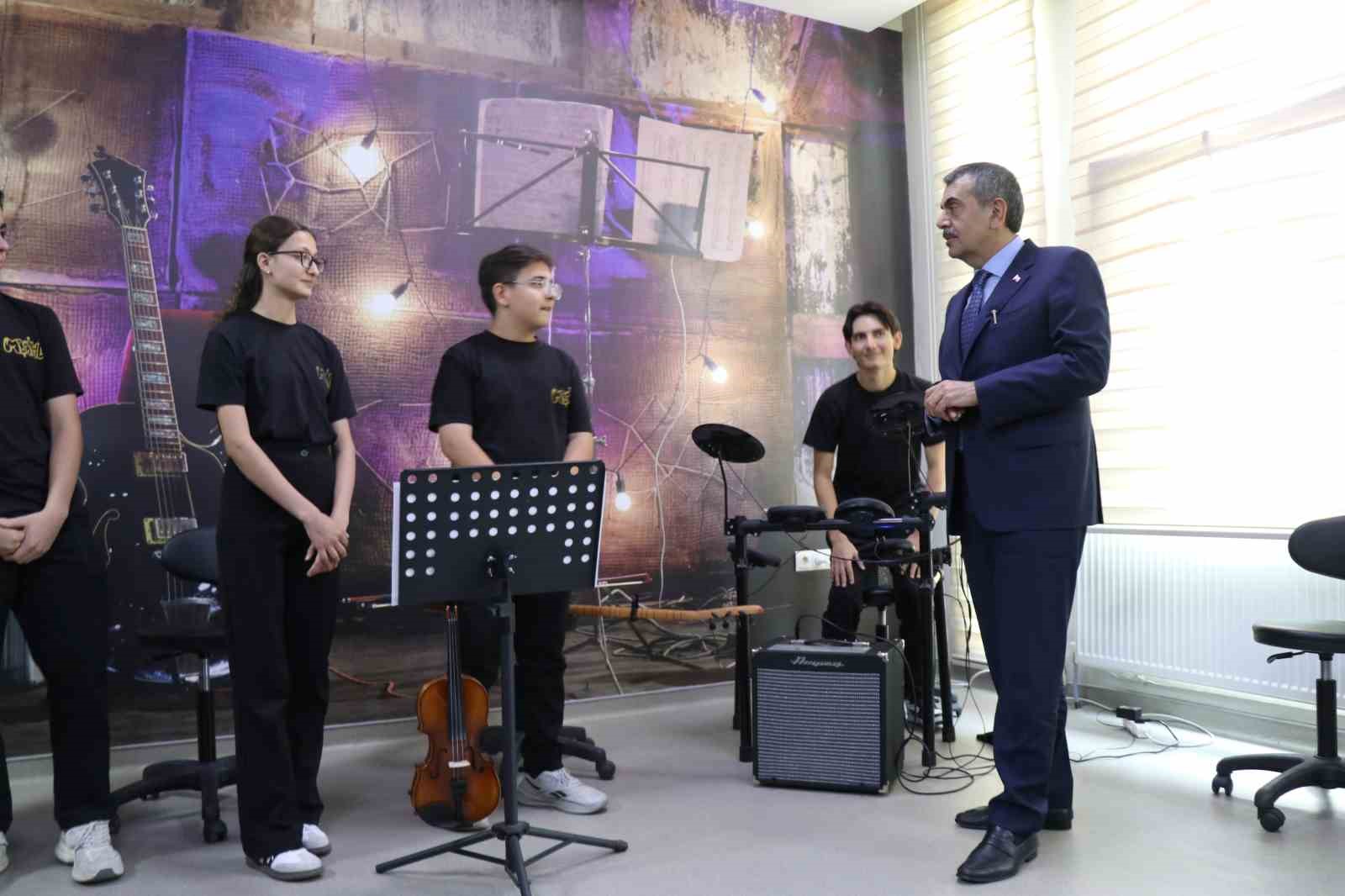 Milli Eğitim Bakanı Tekin: "YKS’ye giren bütün gençlerimize başarılar diliyorum"