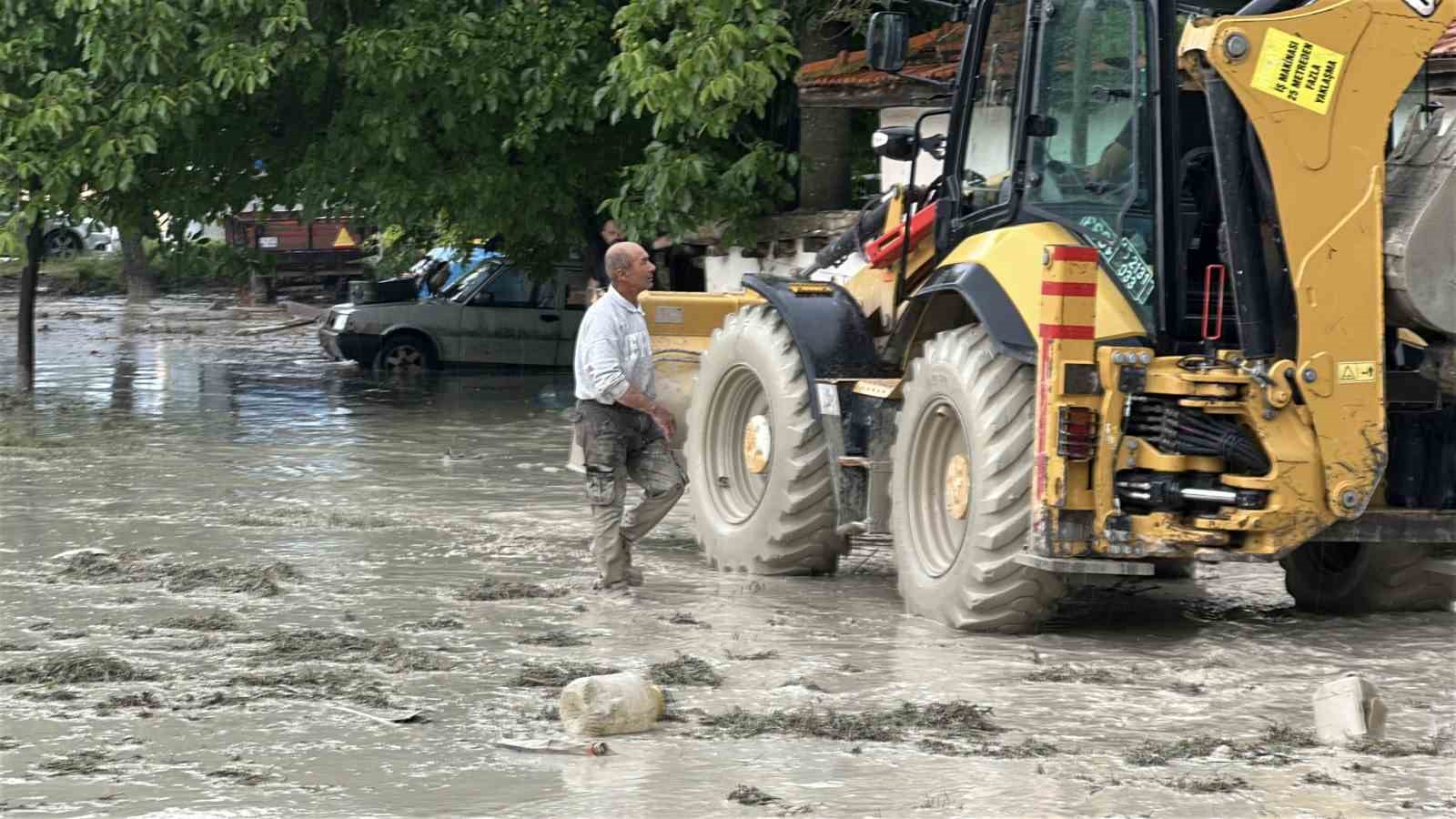 Burdur’da sağanak sonrası bazı evleri su bastı