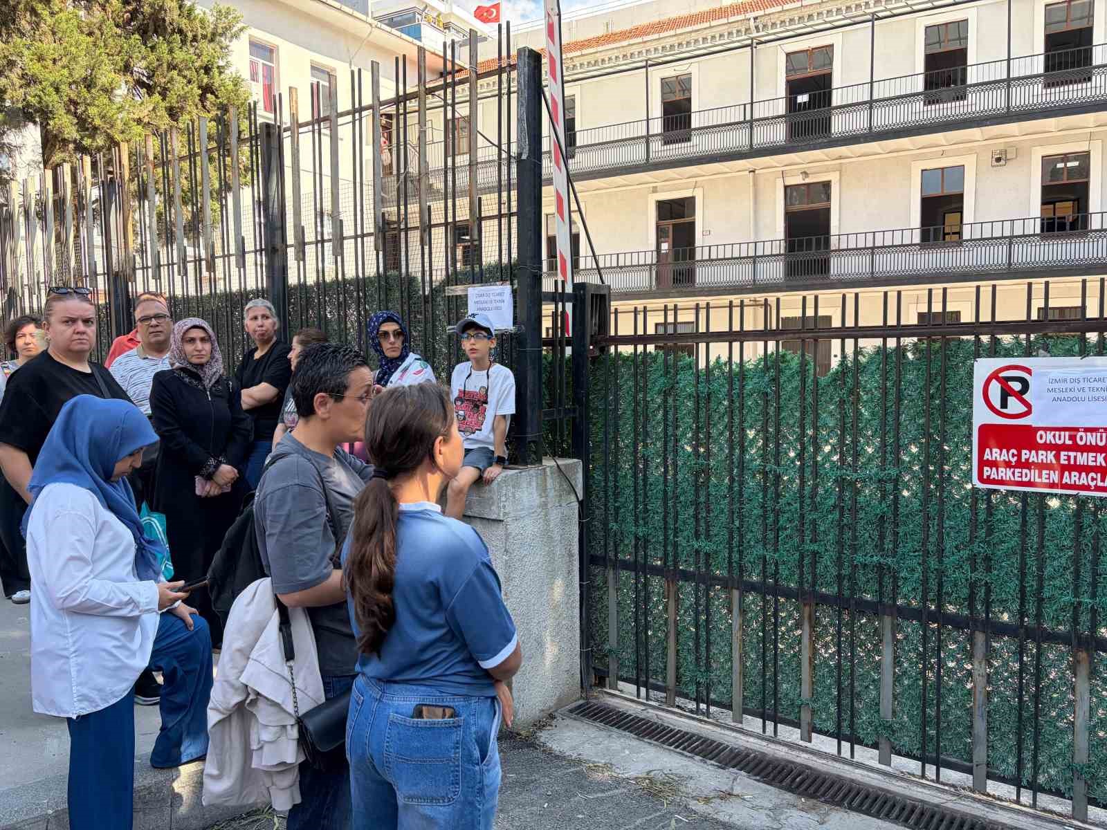 İzmir’de YKS heyecanı: Dış kapı demirlerinden atlayıp sınava girmeye çalıştılar