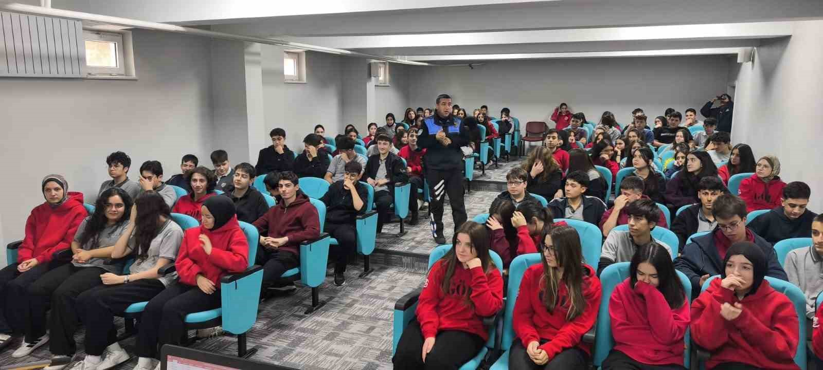 KASTAMONU’DA POLİS EKİPLERİ TARAFINDAN YÜRÜTÜLEN SOSYAL SORUMLULUK PROJESİ KAPSAMINDA, 1 HAFTADA 1 BİN 140 ÖĞRENCİYE TEMEL GÜVENLİK KURALLARI, GÜVENLİ İNTERNET KULLANIMI, SİBER SUÇLAR VE AKRAN ZORBALIĞI KONULARINDA EĞİTİM VERİLDİ.