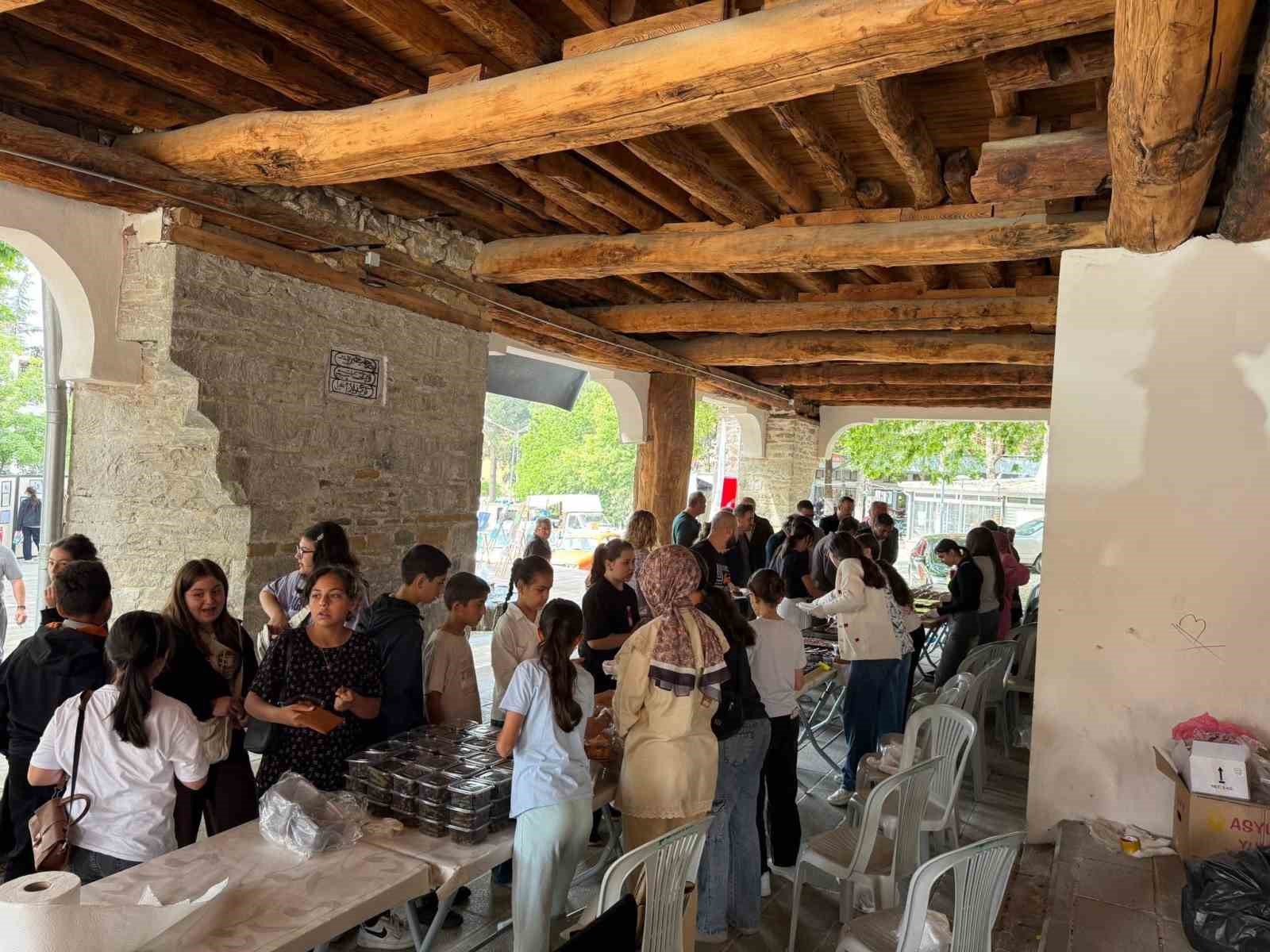 Şaphane’de yılsonu hayır çarşısı ve sergi yoğun ilgi gördü