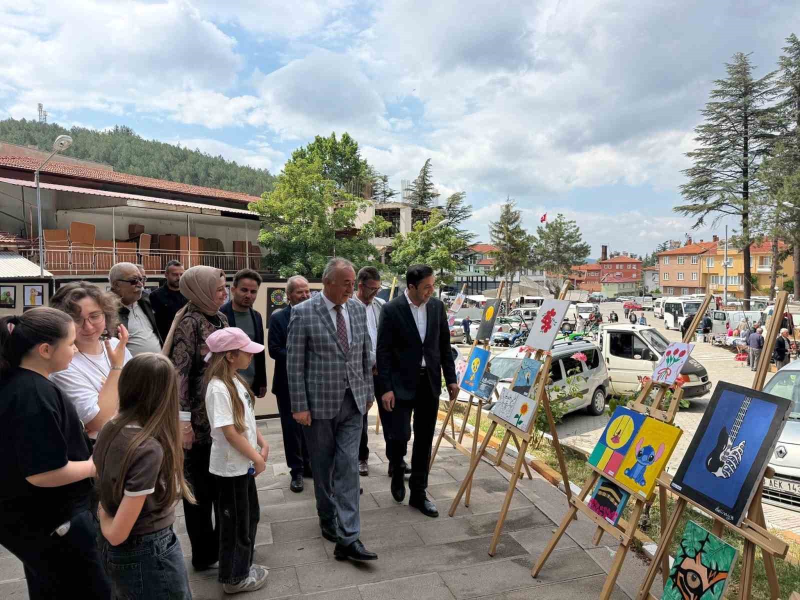 Şaphane’de yılsonu hayır çarşısı ve sergi yoğun ilgi gördü
