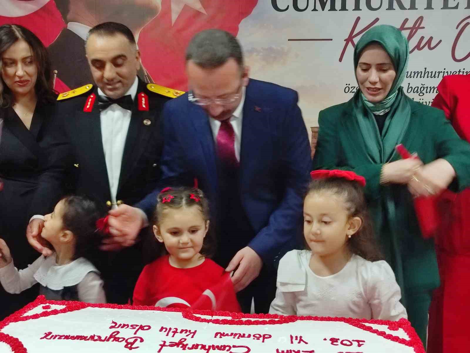 ARDAHAN'DA CUMHURİYET BAYRAMI'NIN 103. YILI DOLAYISIYLA RESEPSİYON DÜZENLENDİ. (OLGUN YILDIZ/ARDAHAN-İHA)