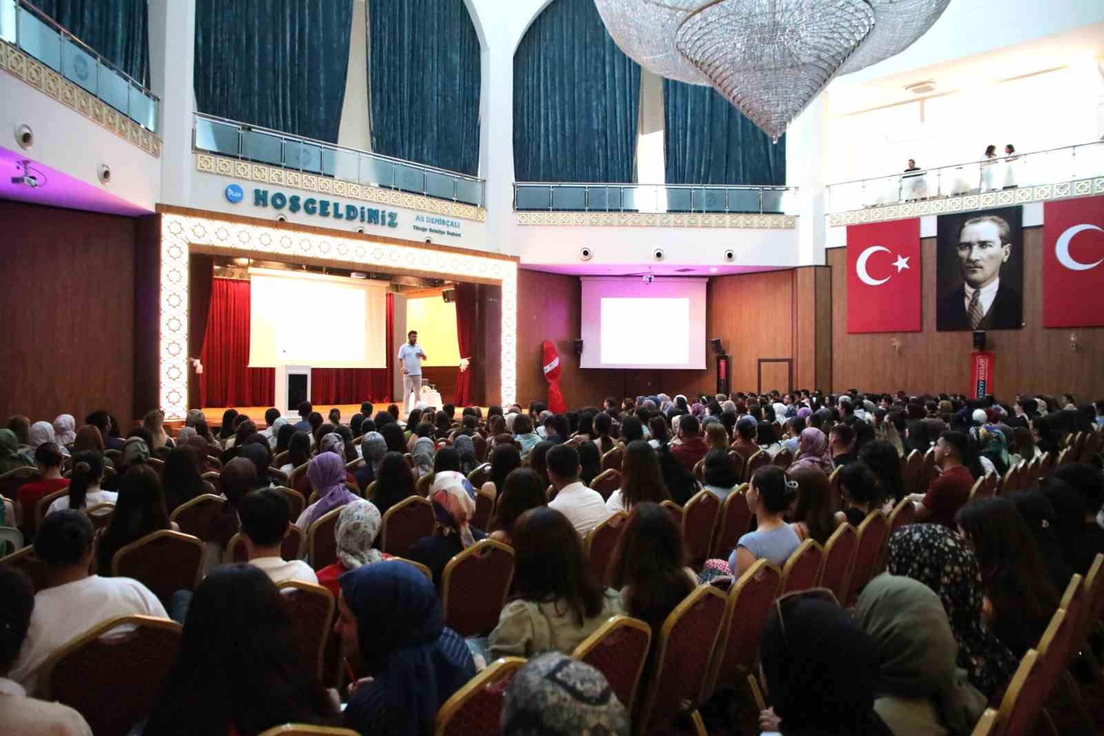 Yüreğir Belediyesi'nden MEB-AGS ve KPSS adaylarına coğrafya semineri