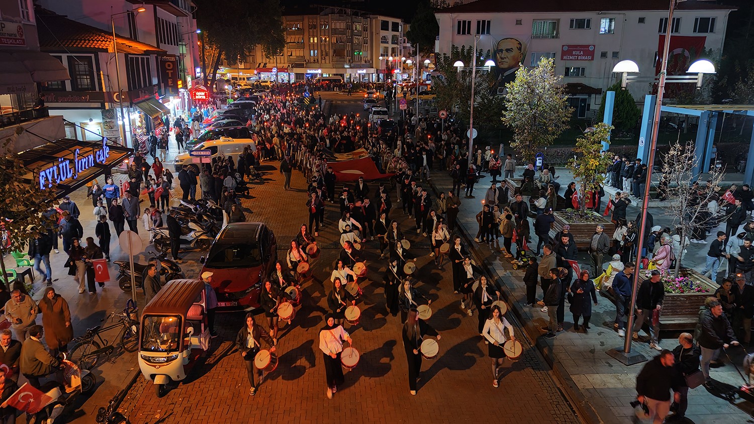 MANİSA’NIN KULA İLÇESİNDE, 29 EKİM CUMHURİYET BAYRAMI KUTLAMALARI KAPSAMINDA DÜZENLENEN FENER ALAYI VE YAREN GÖSTERİLERİ, VATANDAŞLARIN YOĞUN KATILIMIYLA GERÇEKLEŞTİRİLDİ.