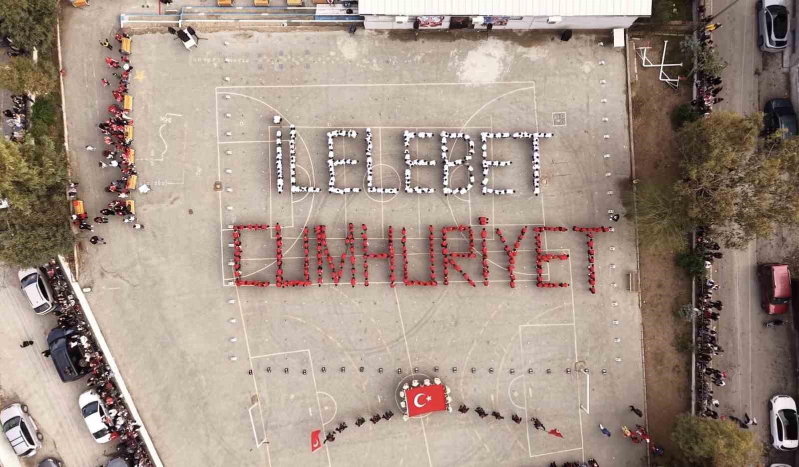 İZMİR’İN BUCA İLÇESİNDE BULUNAN DİRAYET SÜREN İLKOKULU, CUMHURİYETİN KURULUŞUNUN 103’ÜNCÜ YIL DÖNÜMÜNÜ 400 ÖĞRENCİNİN KATILIMIYLA HAZIRLANAN ÖZEL BİR GÖSTERİYLE KUTLADI.
