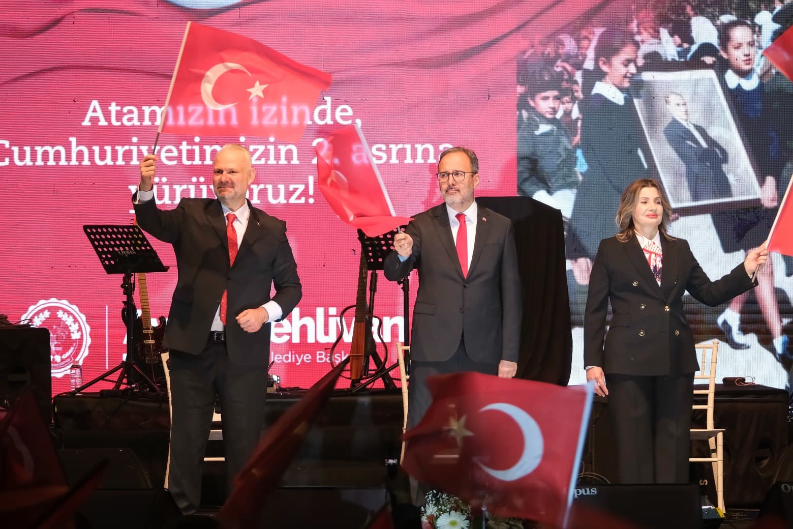 MENEMEN'DE İKİ GÜNLÜK CUMHURİYET BAYRAMI COŞKUSUNUN FİNALİ, CUMHURİYET MEYDANI'NDA GERÇEKLEŞTİRİLDİ.
