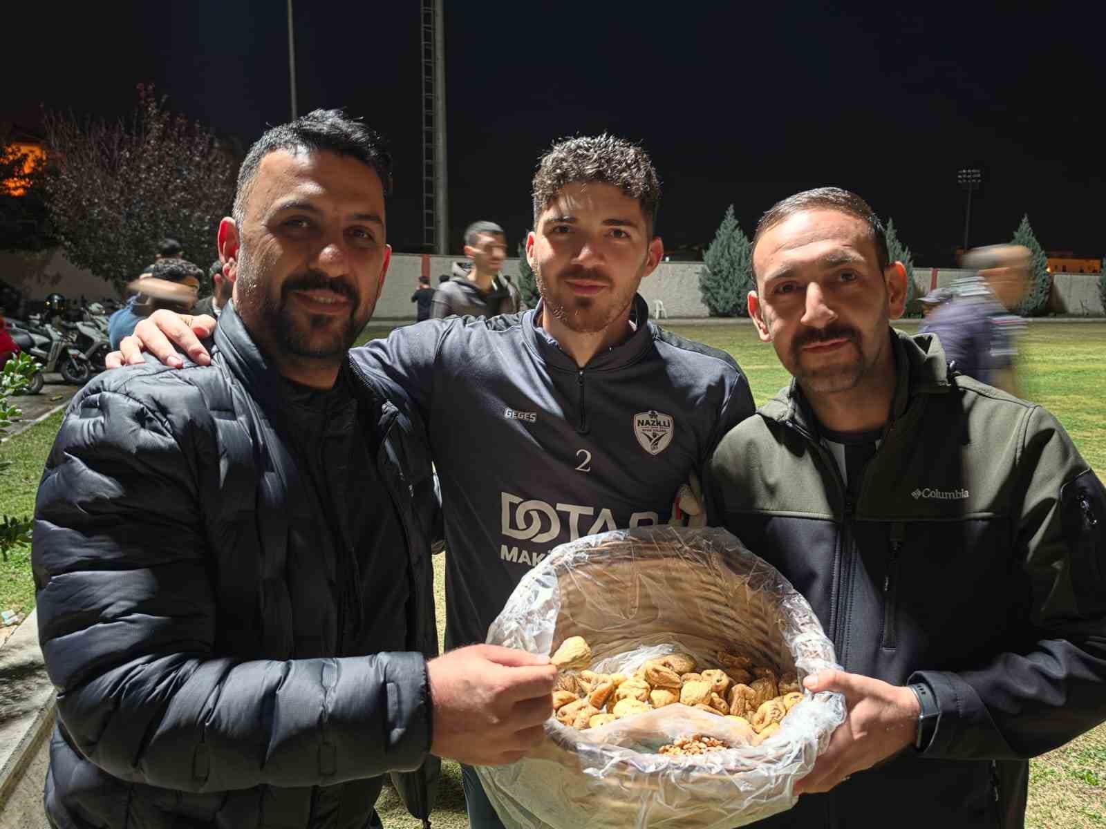 SÜPER AMATÖR LİG’İN 2. HAFTASINDA SAZLI GENÇLİKSPOR’U KONUK EDECEK OLAN NAZİLLİ ŞEHİR SPOR KULÜBÜ’NE TARAFTARLARINDAN COŞKULU DESTEK GELDİ. TESİSLERİ MEŞALELERLE AYDINLATAN SİYAH-BEYAZLILAR, FUTBOLCULARA BAKLAVANIN YANI SIRA MEŞHUR AYDIN İNCİRİ İKRAM EDİLDİ.