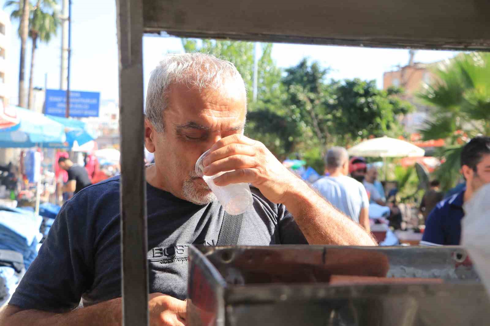 ADANA’DA 35 YILDIR EL YAPIMI GAZOZ HAZIRLAYAN 61 YAŞINDAKİ HACI ALYAPUT, YILLARDIR SÜRDÜRDÜĞÜ MESLEĞİYLE 4 ÇOCUĞUNU BÜYÜTÜRKEN, GELENEKSEL GAZOZ YAPIMINI YAŞATMAYA DEVAM EDİYOR.