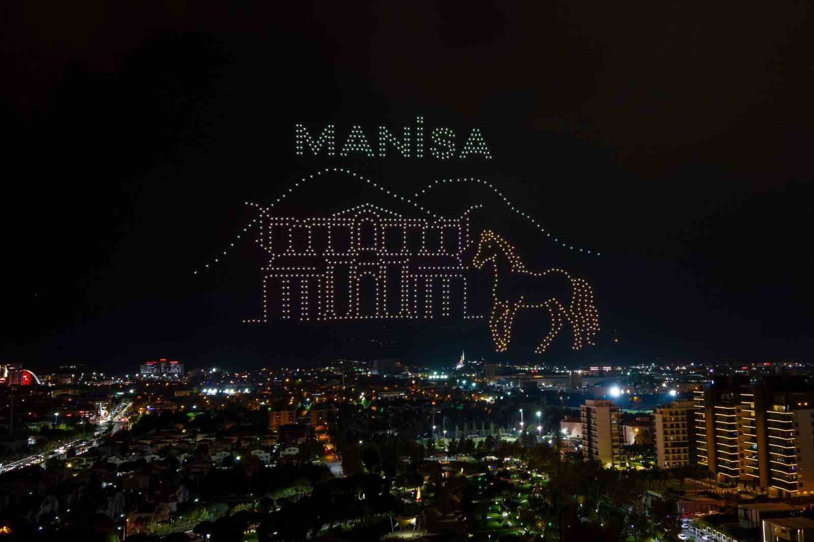 MANİSA’DA CUMHURİYET’İN 103’ÜNCÜ YIL DÖNÜMÜ KUTLAMALARI KAPSAMINDA ATATÜRK KENT PARKI’NDA DÜZENLENEN ETKİNLİKLERDE 1000 DRONE GÖKYÜZÜNÜ AYDINLATTI. IŞIKLARLA OLUŞTURULAN DEV ATATÜRK PORTRESİ VE TÜRK BAYRAĞI VATANDAŞLARDAN BÜYÜK ALKIŞ ALIRKEN, TEKNOLOJİ VE SANATIN BULUŞTUĞU GÖSTERİ GÖRSEL ŞÖLEN SUNDU.