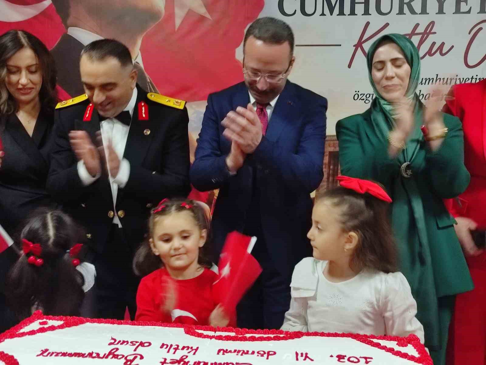 ARDAHAN'DA CUMHURİYET BAYRAMI'NIN 103. YILI DOLAYISIYLA RESEPSİYON DÜZENLENDİ. (OLGUN YILDIZ/ARDAHAN-İHA)