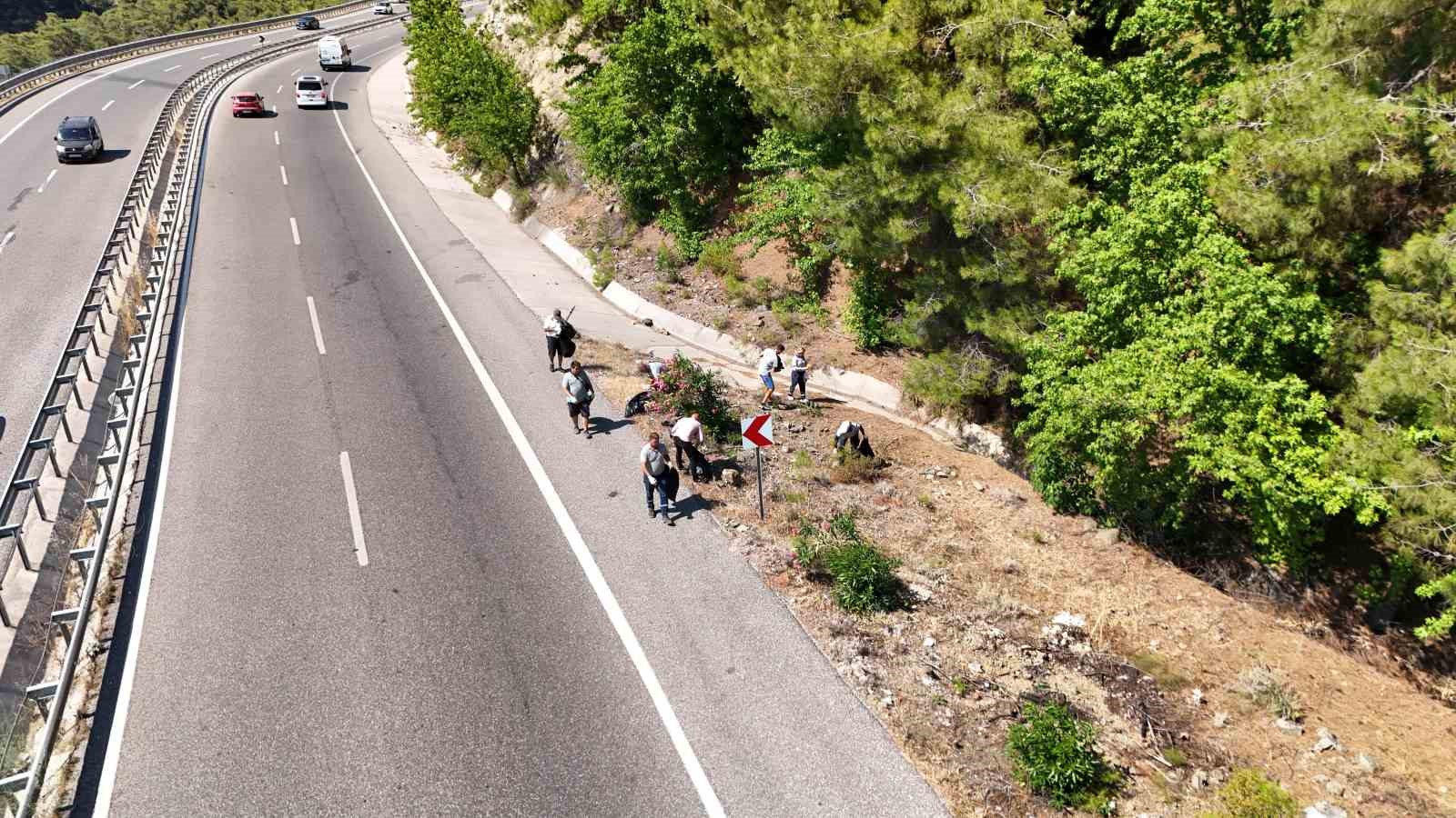 Marmaris Seyir Tepesi'nde çöp mesaisi