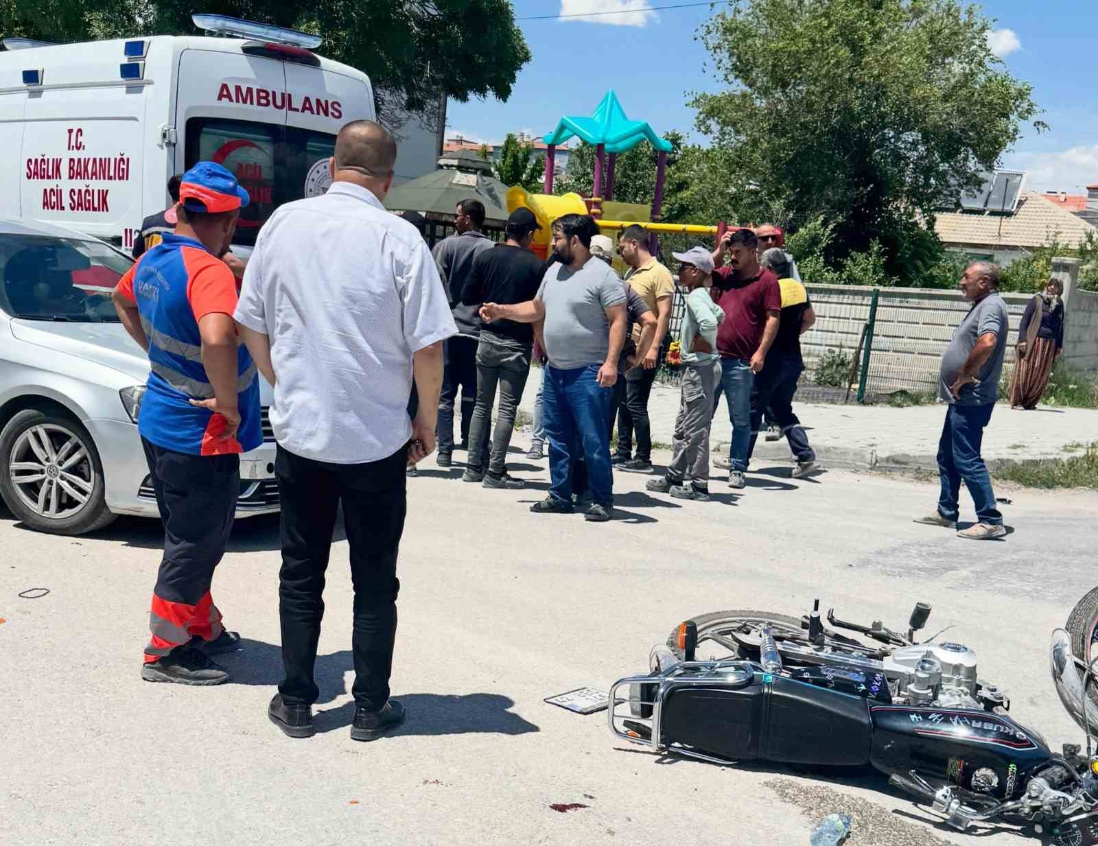 Beton mikserine çarpan motosiklettekiler ölümden döndü