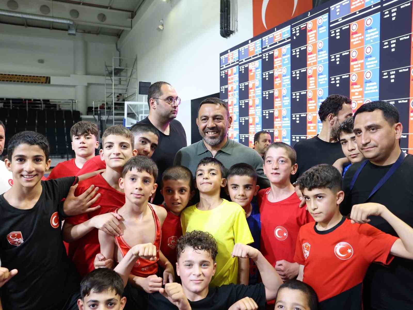 Bakan Yardımcısı Yerlikaya, Türkiye Minikler Güreş Şampiyonası’nı takip etti