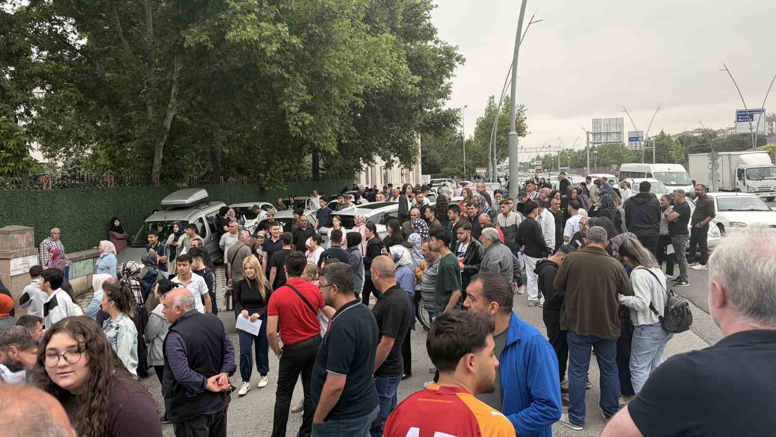 YKS’ye 2 dakika geç kalan genç gözyaşı döktü