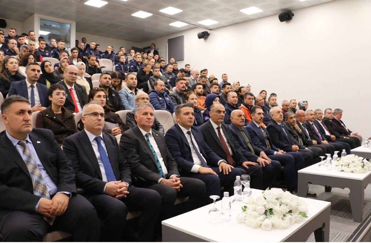 ERZURUM KALKINMA VAKFI (ERVAK)  İLE ADALET BAKANLIĞI HÜSEYİN TURGUT EĞİTİM MERKEZİ PAYDAŞLIĞINDA DÜZENLENEN “SALTANATTAN CUMHURİYETE OLAYLAR VE İNSANLAR” KONULU KONFERANS,  HÜSEYİN TURGUT EĞİTİM MERKEZİ KONFERANS SALONU’NDA GERÇEKLEŞTİRİLDİ.