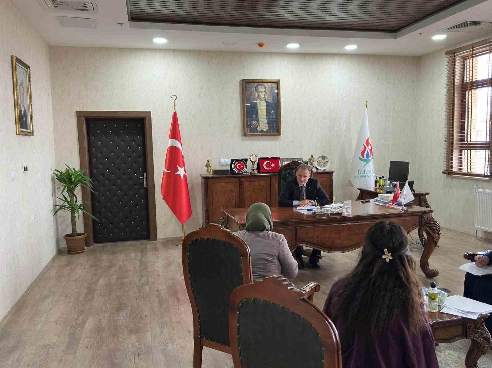 MUŞ'UN BULANIK KAYMAKAMI ÖMER ÖVÜNÇ KOŞANSU, GELENEKSEL HALE GETİRDİĞİ "HALK GÜNÜ" TOPLANTILARI KAPSAMINDA VATANDAŞLARLA BİR ARAYA GELEREK TALEP VE ÖNERİLERİNİ DİNLEDİ.