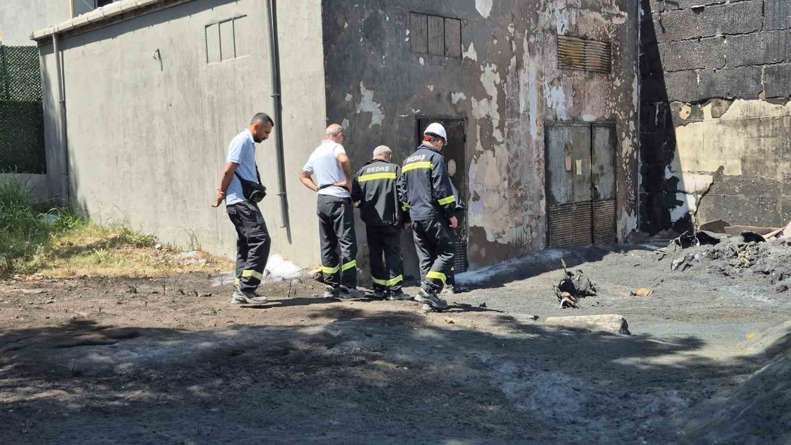 Sultangazi’de boyaların depolandığı alanda yangın çıktı