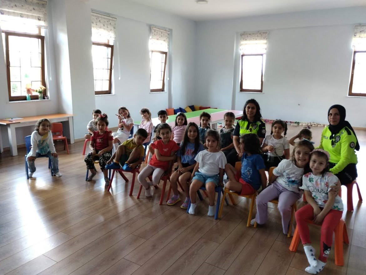 Kur'an kursu öğrencilerine uygulamalı trafik eğitimi