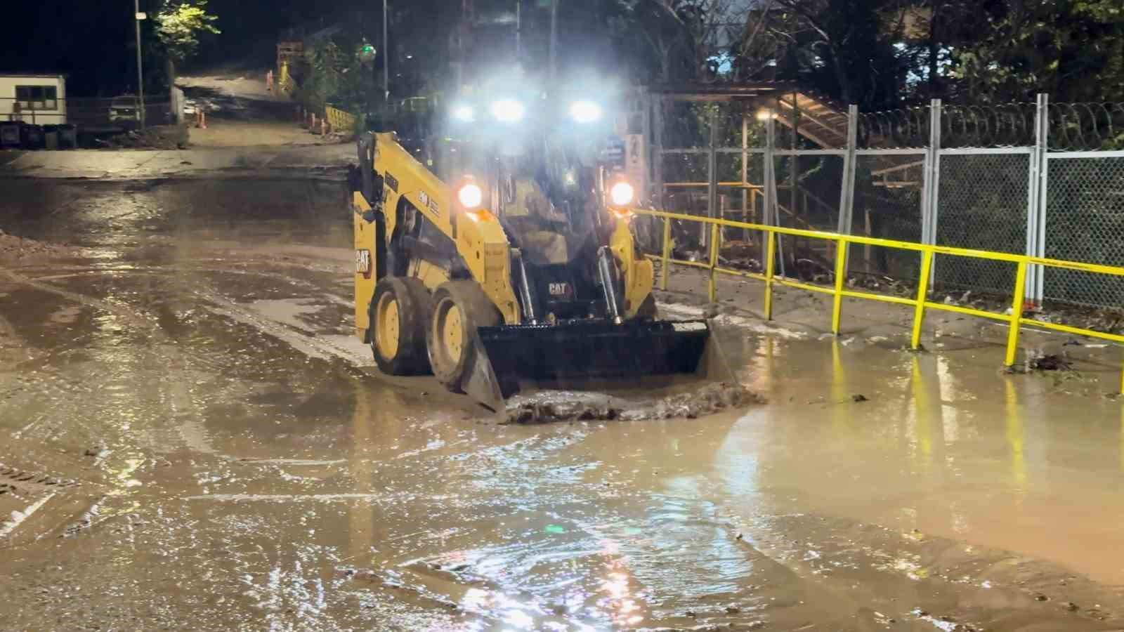 RİZE'NİN ÇAYELİ İLÇESİNE BAĞLI MADENLİ BELDESİ'NDE ETKİLİ OLAN ŞİDDETLİ SAĞANAK YAĞIŞ ÜÇ MAHALLEDE HAYATI OLUMSUZ ETKİLEDİ