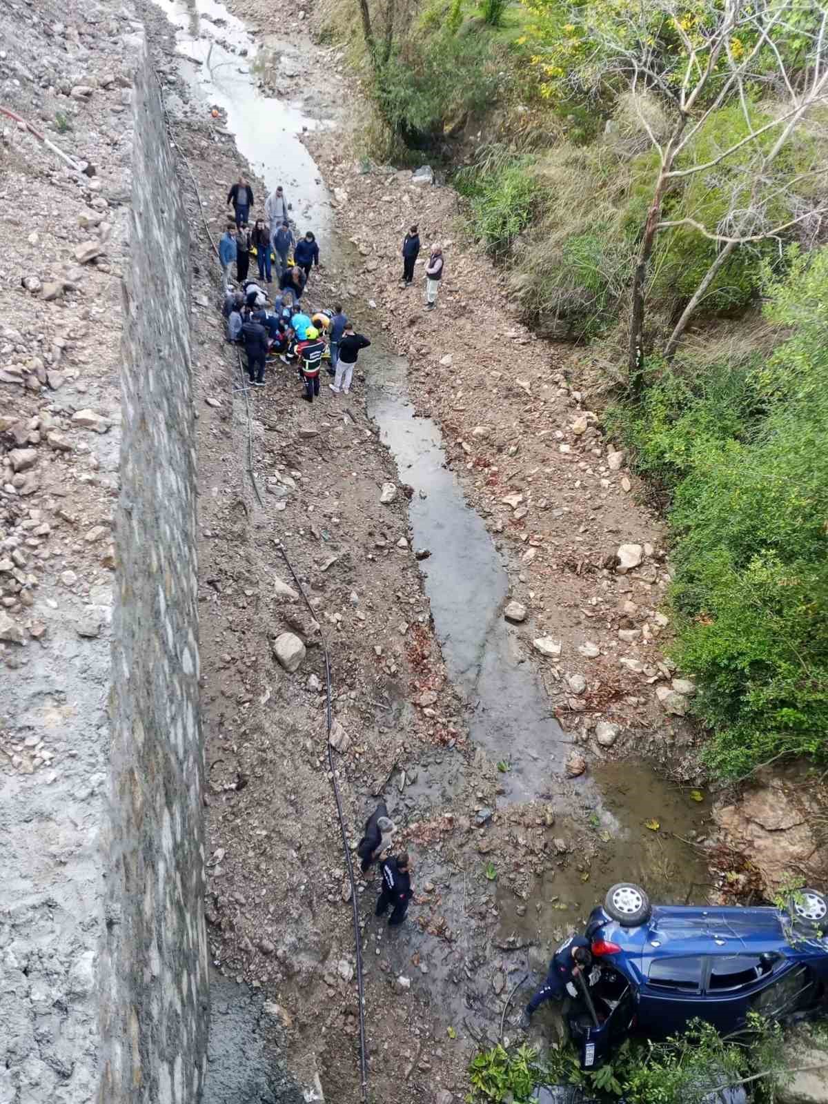 AYDIN’IN EFELER İLÇESİNDE SÜRÜCÜSÜNÜN DİREKSİYON HAKİMİYETİNİ KAYBETMESİ SONUCU KÖPRÜDEN DEREYE UÇAN OTOMOBİLDE BULUNAN 3 KİŞİ YARALANDI.