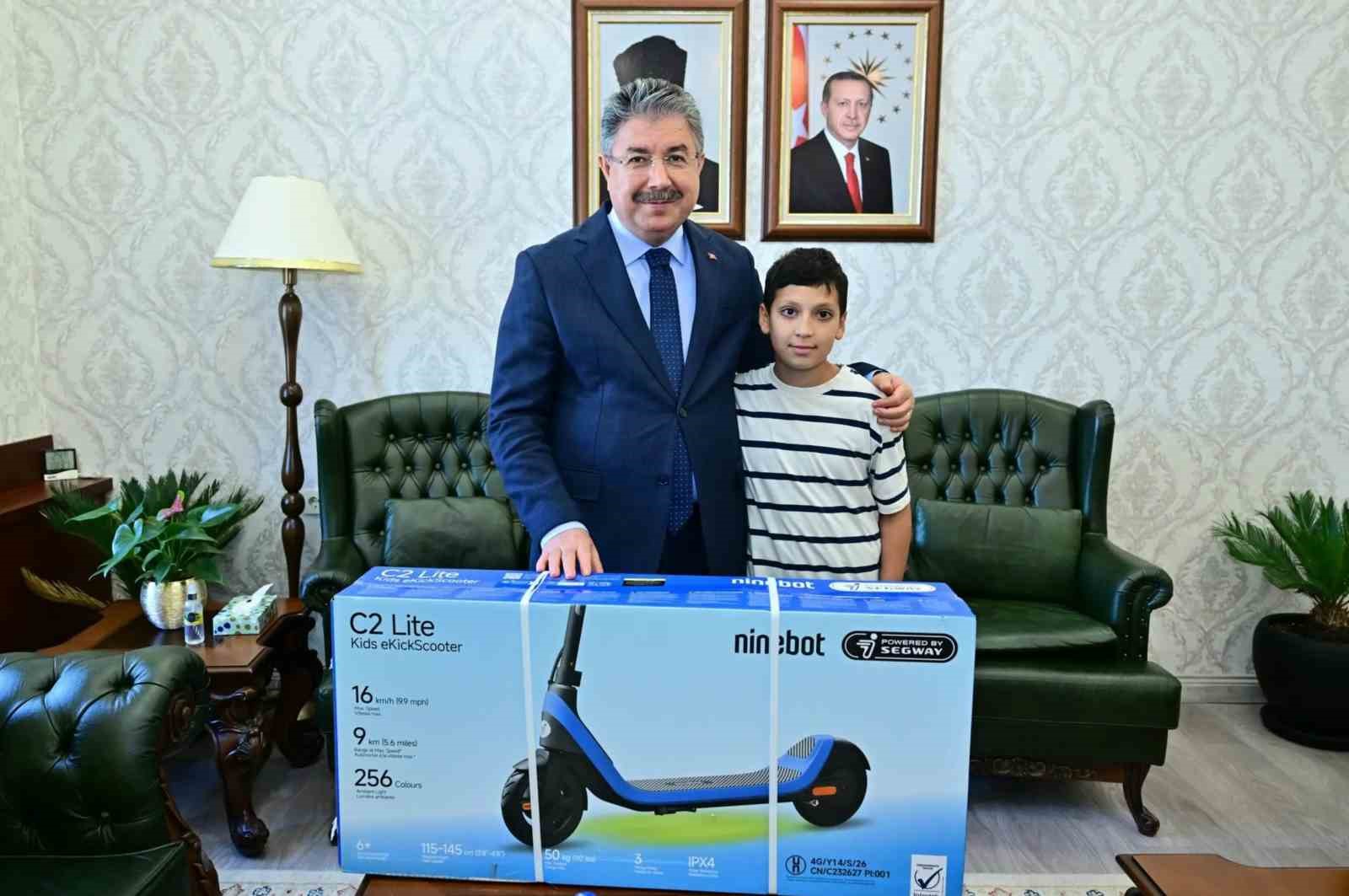Eskişehir Valisi Dr. Erdinç Yılmaz, orman şehidinin evladı Batuhan'ın hayalini gerçekleştirdi