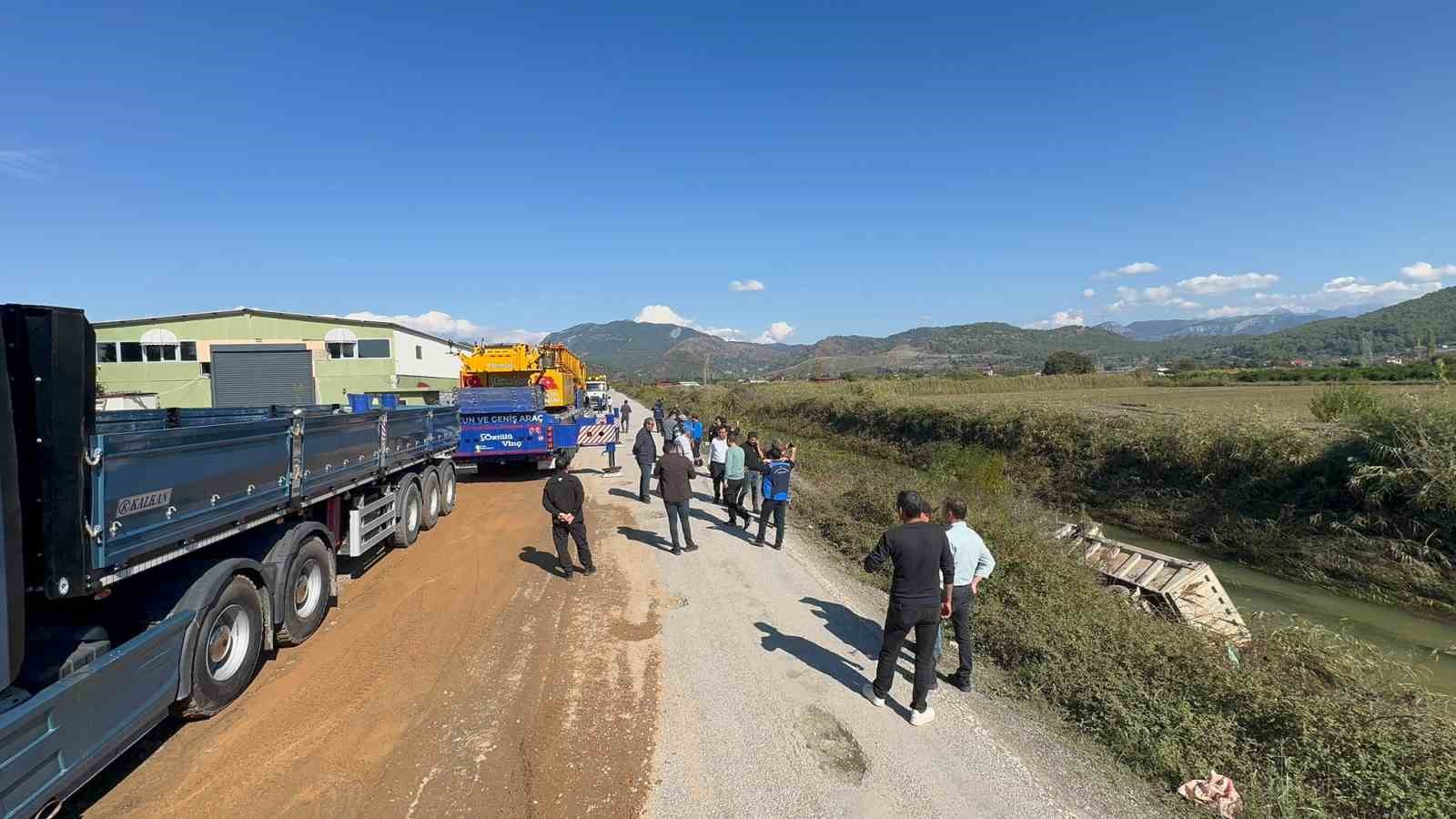 MUĞLA'NIN DALAMAN İLÇESİNDE BULUNAN VE GEÇTİĞİMİZ GÜN TAŞKIN YAŞANAN TERSAKAN ÇAYI'NDA YAPILAN ISLAH ÇALIŞMALARI ESNASINDA BİR KAMYON ÇAYA DEVRİLDİ, OLAYI HAFİF YARALI ŞEKİLDE ATLATAN SÜRÜCÜ TEDBİR AMAÇLI HASTANEYE KALDIRILDI.